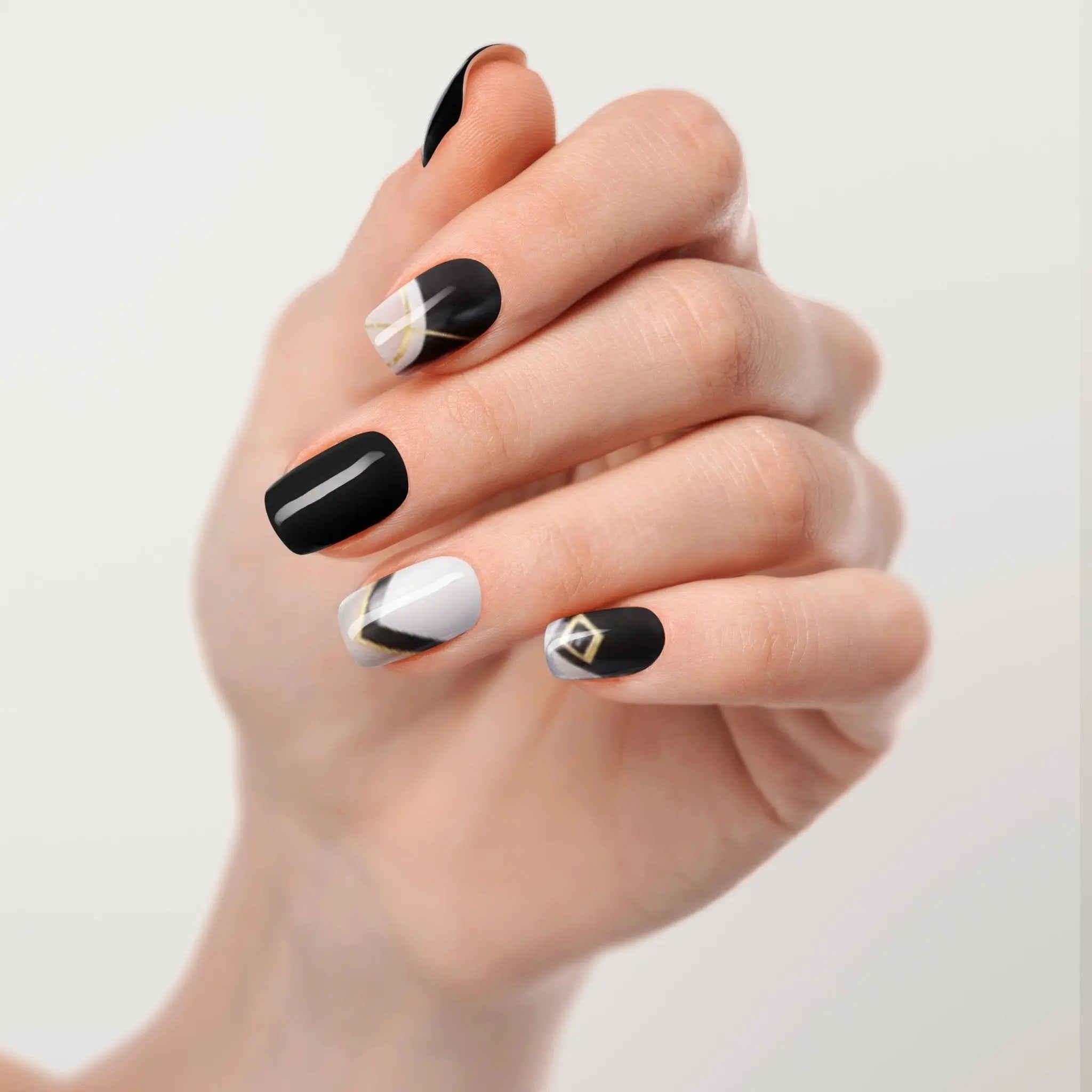 (091) Monochrome Elegance - The Maison Aurora CH