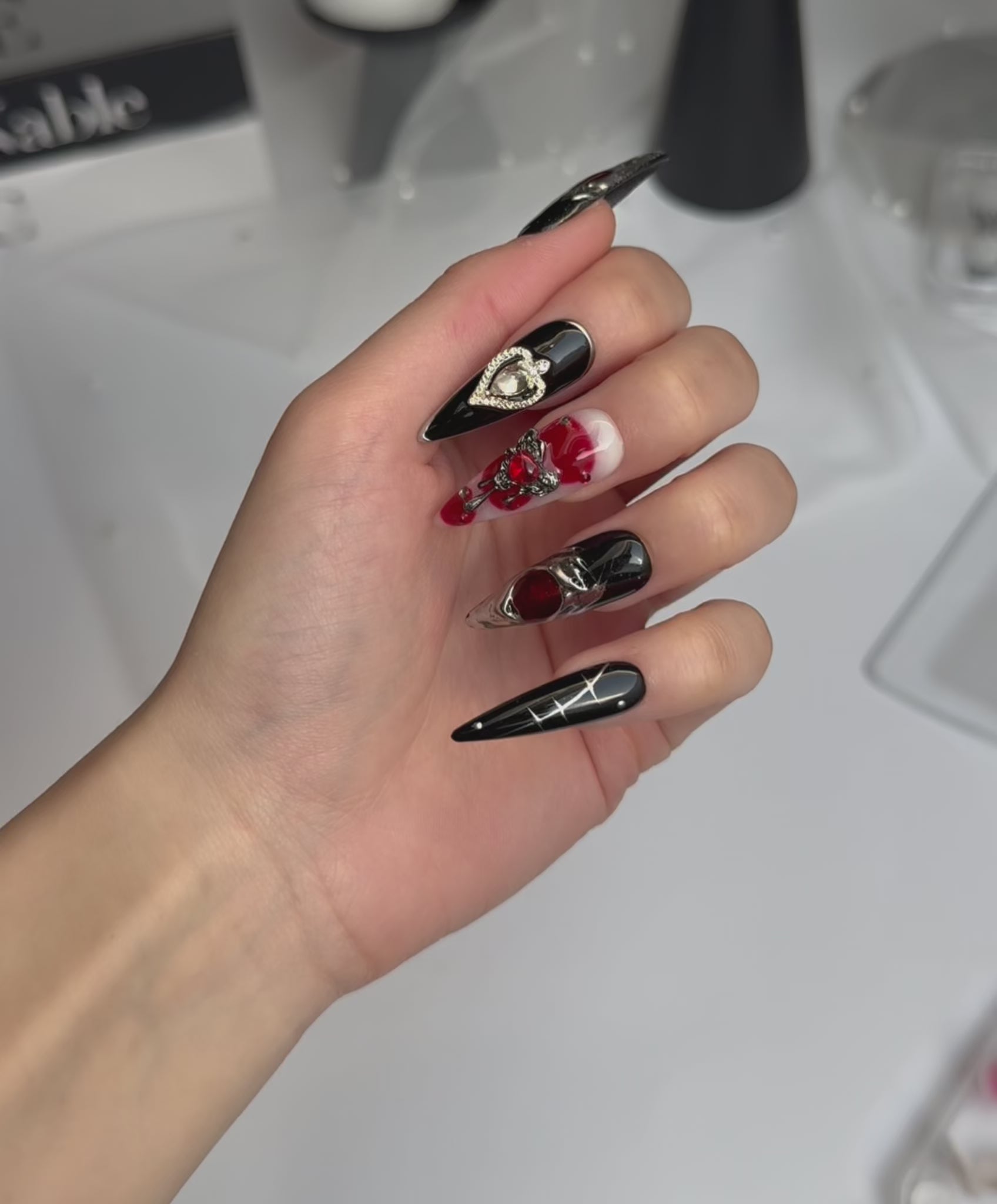 Charger la vidéo : Crimson Obsidian