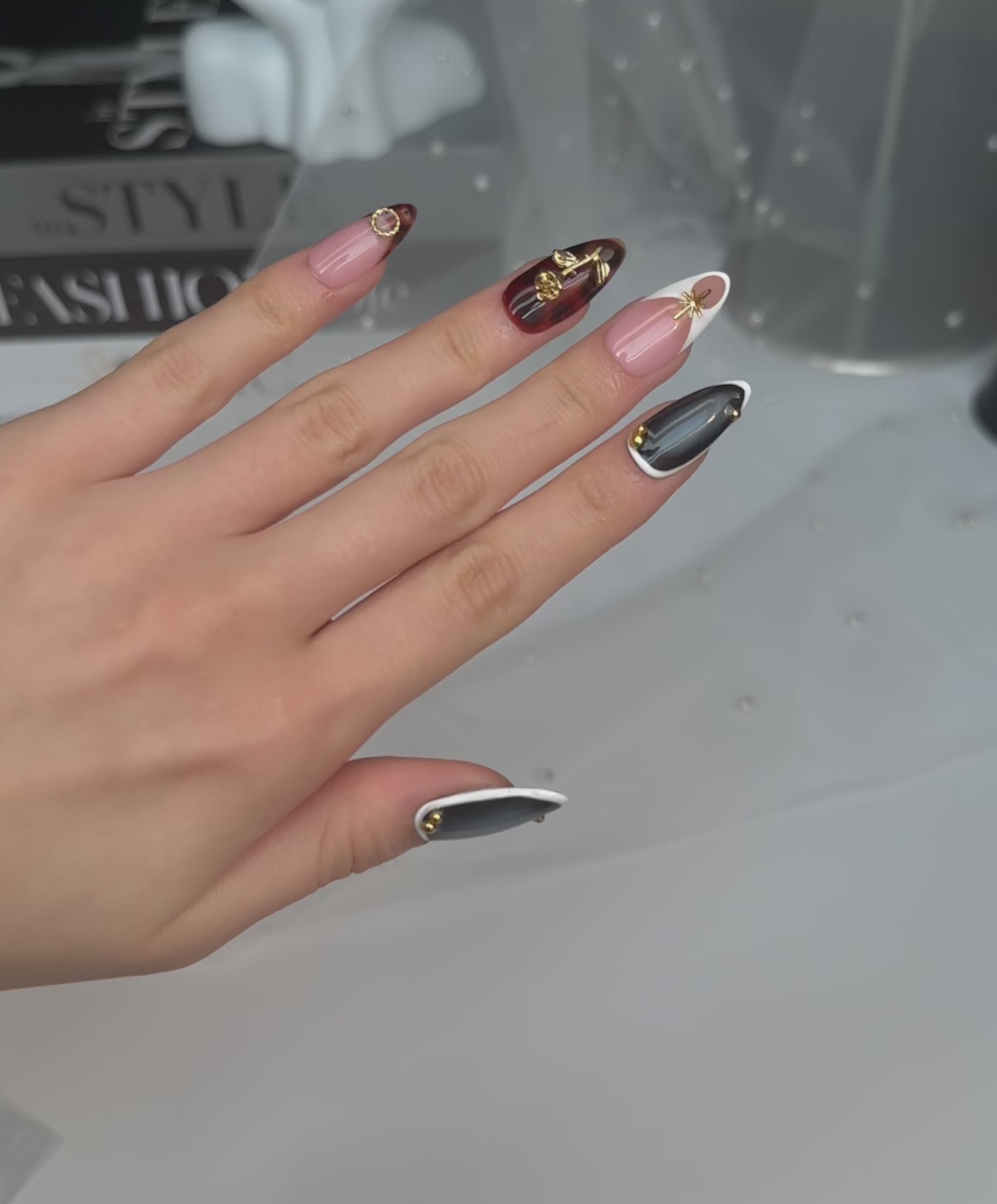 Load video: Noirelle